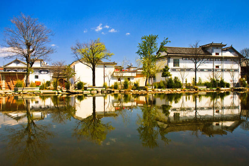 无人,横图,室外,白天,水,建筑,大理,对称,反射,房屋,墙,乡村,树,白色,天空,摄影,云南省,死水,彩图