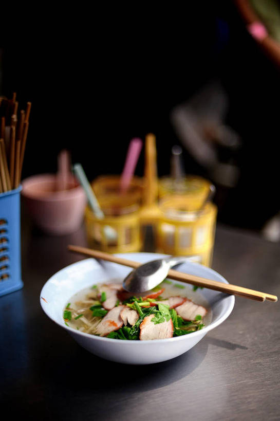 无人,竖图,室内,特写,白天,桌子,曼谷,泰国,调料,食品,首都,猪肉,红色,碗,摄影,泰国食品,泰国文化,面汤,彩图