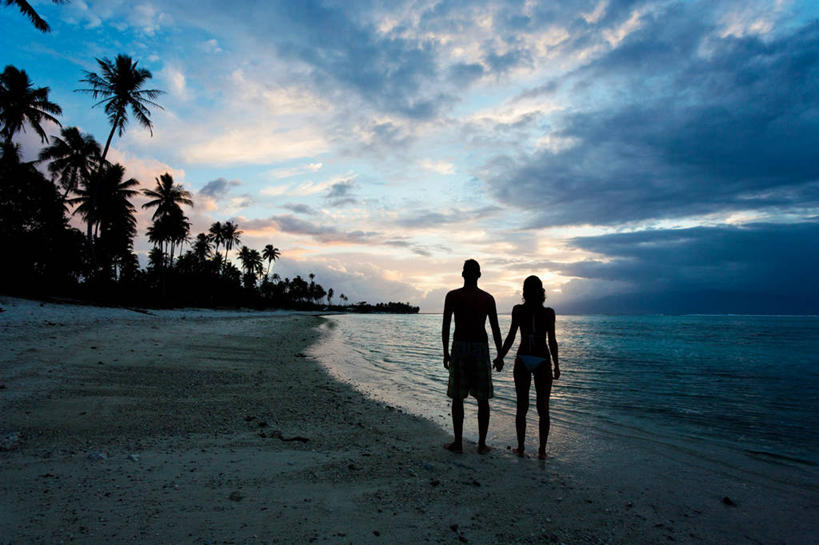 成年人,两个人,站,横图,室外,度假,日落,日光,连接,云,树,天空,摄影,剪影,法属玻利尼西亚,塔西提岛,异性恋,男人,女人,海滩,手牵手,彩图,爱,伴侣,法国海外领土
