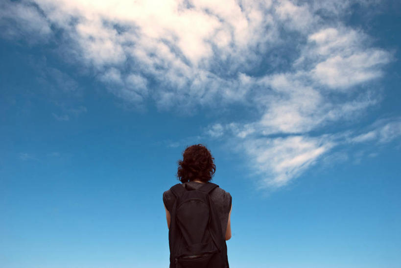 成年人,一个人,站,横图,室外,白天,仰视,香港,仅一个男性,云,背面,天空,思考,摄影,背包客,彩图,低角度拍摄