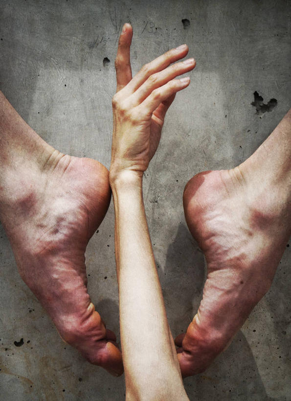 成年人,手,三个人,竖图,室外,特写,白天,日光,西班牙,赤脚,人体,摄影,部分,问题,足,混凝土墙,男人,女人,彩图