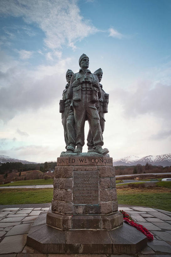 无人,竖图,室外,白天,雕塑,英国,士兵,标志,雕像,符号,云,历史,标识,苏格兰,天空,摄影,纪念,留念,怀念,性别符号,美术工艺,威廉堡,彩图,男性符号