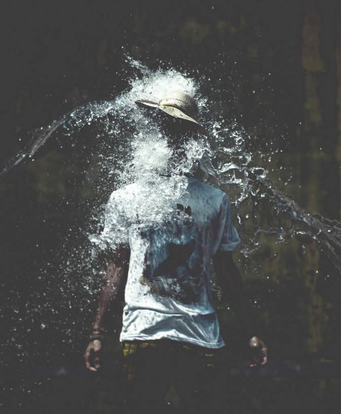 成年人,一个人,站,竖图,室外,正面,水,帽子,西班牙,巴塞罗那,仅一个男性,溅,T恤,休闲装,摄影,想法,半身,彩图