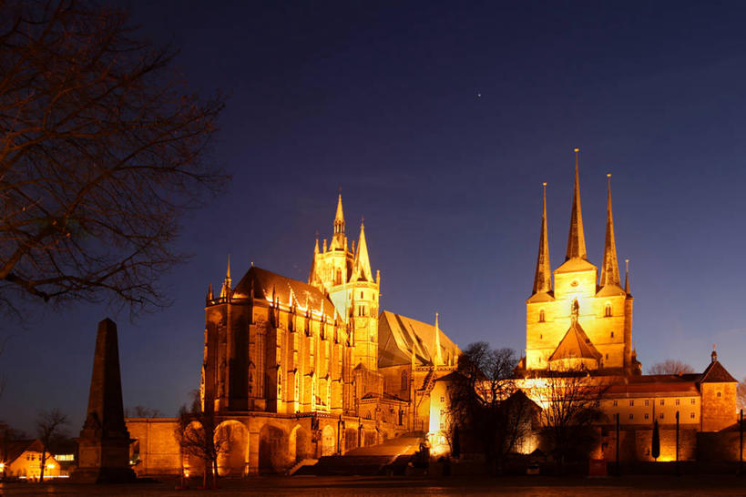 无人,教堂,横图,室外,天际线,城市,建筑,德国,拱门,尖顶,历史,树,黄昏,摄影,宗教,照亮,基督教,宗教建筑,德国文化,万里无云,爱尔福特,彩图,大教堂