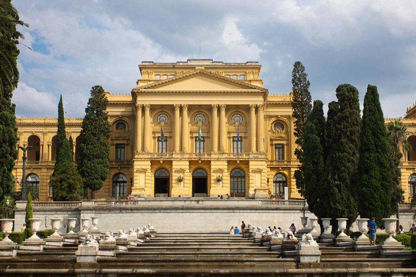 博物馆,横图,室外,白天,仰视,建筑,旗帜,玻璃,巴西,云,拱门,台阶,树,摄影,圣保罗,圣保罗州,巴西文化,彩图,低角度拍摄