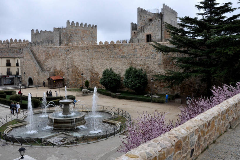 广场,栏杆,站,横图,室外,白天,水,建筑,喷泉,西班牙,云,围墙,历史,花朵,树,天空,摄影,照明设备,阿维拉,彩图,旅行