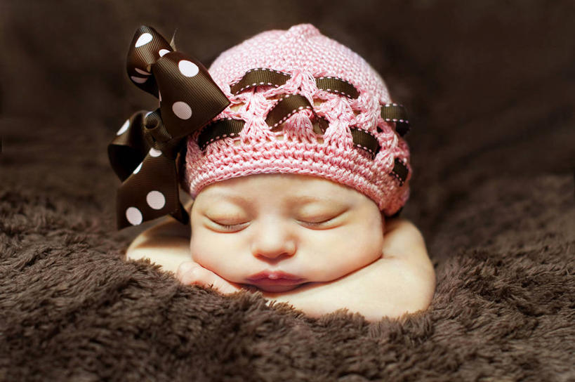 西方人,婴儿,儿童,脸,头,脸颊,一个人,横图,室内,特写,正面,婴儿服装,纯洁,帽子,欧洲,美国,欧洲人,仅一个人,圆点,褐色,肩膀,小孩,粉色,蝴蝶结,放松,可爱,童年,童趣,人体,摄影,活泼,宝宝,童真,纯真,烂漫,无邪,编织帽,四肢,伶俐,天真,白种人,孩子,前臂,头部,脸部,脸蛋,面部,闭着眼睛,睡觉,彩图,婴儿服,襁褓