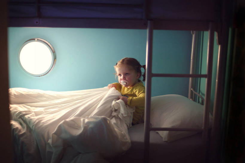 西方人,儿童,一个人,坐,横图,室内,纯洁,床,卧室,英国,欧洲,欧洲人,仅一个女性,仅一个人,梯子,双人床,床单,拿着,被子,小孩,枕头,仅一个小孩,辫子,放松,可爱,童年,童趣,摄影,照亮,被单,照明设备,安抚奶嘴,童真,烂漫,无邪,布莱克浦,兰开夏,双层床,天真,女孩,女人,女性,白种人,孩子,半身,彩图,上下床,女生,幼儿