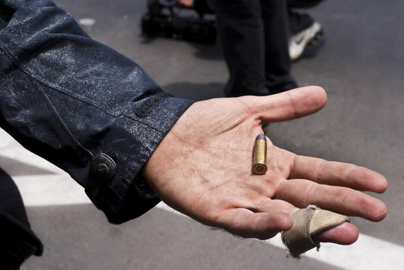 手,一个人,横图,室外,白天,智利,首都,人体,摄影,子弹,部分,犯罪,绷带,彩图,社会问题