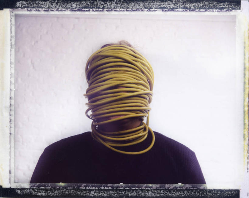 成年人,一个人,横图,特写,白色背景,正面,比利时,仅一个男性,电缆,休闲装,遮,遮掩,摄影,幽默,掩盖,遮挡,问题,遮盖,掩饰,安特卫普,彩图,影棚拍摄