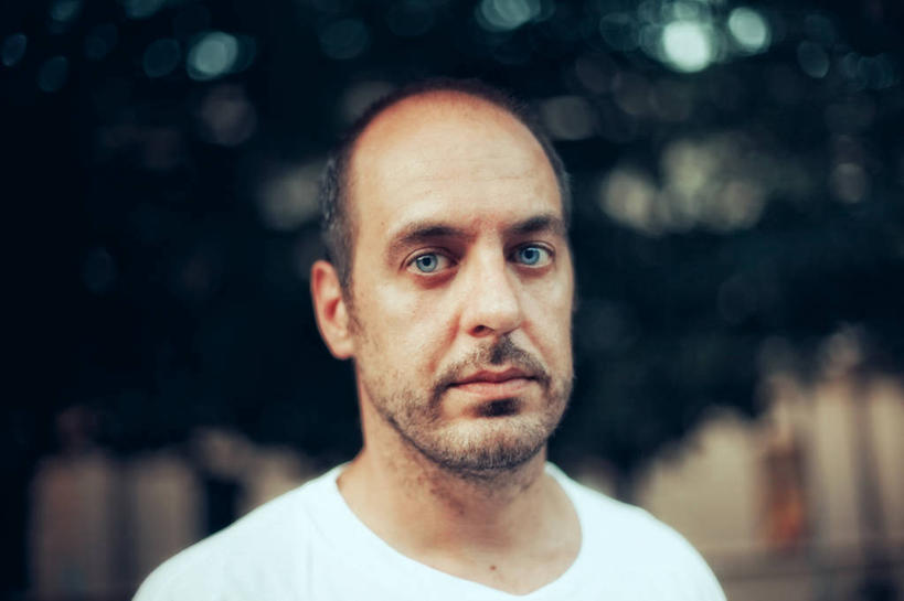 成年人,中年人,脸,头,眼睛,脸颊,一个人,横图,室外,特写,白天,正面,意大利,仅一个男性,仅一个人,仅一个中年男性,休闲装,肩膀,蓝色,思考,摄影,肖像,男人,男性,中年男性,头部,脸部,脸蛋,面部,彩图,胡茬,发际线后移