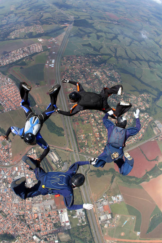 四个人,竖图,俯视,航拍,室外,白天,运动服,降落伞,巴西,头饰,半空,极限运动,背面,摄影,鸟瞰,圣保罗州,冒险,跳伞运动,彩图,高角度拍摄