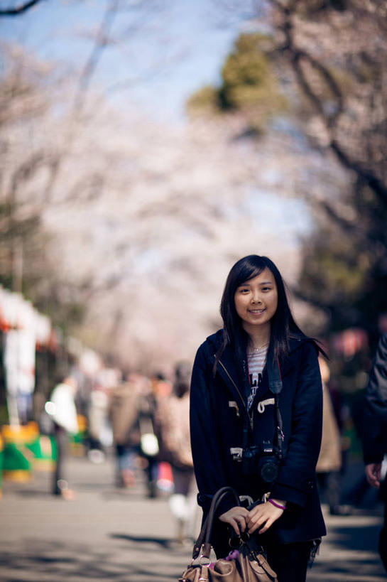 成年人,一个人,站,微笑,竖图,室外,白天,正面,满意,幸福,樱花,相机,东京,日本,仅一个年轻女性,仅一个女性,仅一个人,日本文化,包,小路,关东地区,首都,拿着,休闲装,摄影,肖像,无线电技术,年轻女性,女人,女性,年轻人,半身,彩图,上野公园,美人