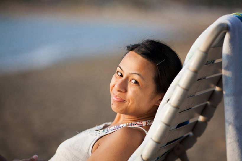 成年人,中年人,头发,一个人,坐,微笑,横图,室外,特写,侧面,度假,日光浴,满意,幸福,信心,岛屿,日落,椅子,夏威夷,美国,仅一个女性,仅一个人,服装,休闲装,衣服,黑色,仅一个中年女性,放松,摄影,服饰,北美,北美洲,衣着,穿着,肖像,美洲,夏威夷岛,夏威夷州,爱洛哈之州,夏威夷群岛,北亚美利加洲,亚美利加洲,大岛,衣饰,太平洋岛屿,女人,女性,中年女性,亚洲人,列岛,群岛,诸岛,休闲活动,彩图,科纳市,美利坚合众国