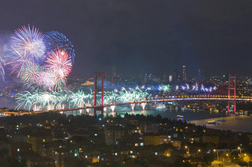 无人,横图,室外,夜晚,度假,爆炸,河流,美景,城市风光,城市,建筑,庆祝,火花,景观,桥,联系,娱乐,天空,焰火,享受,休闲,景色,放松,摄影,吊桥,支撑,照亮,伊斯坦布尔,博斯普鲁斯大桥,彩图