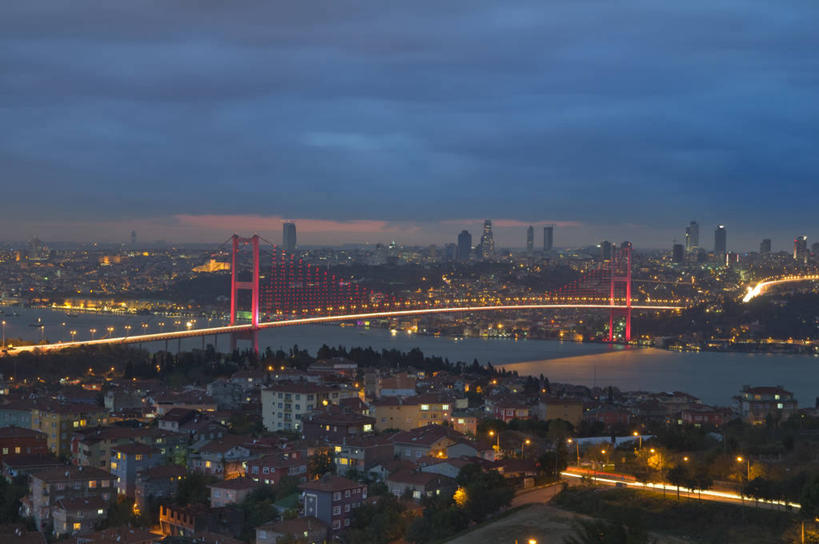 无人,横图,室外,夜晚,度假,河流,美景,城市风光,城市,建筑,钢铁,景观,桥,联系,娱乐,风景,天空,享受,休闲,景色,放松,运输,摄影,吊桥,支撑,照亮,伊斯坦布尔,博斯普鲁斯大桥,彩图,输电塔