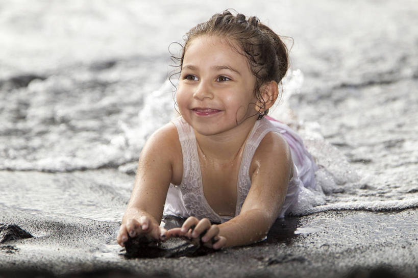 儿童,脸,头,脸颊,一个人,微笑,横图,室外,白天,正面,度假,快乐,幸福,纯洁,海浪,海洋,美国,仅一个女性,仅一个人,湿,河岸,休闲装,肩膀,小孩,自然,趴着,仅一个小孩,可爱,童年,童趣,摄影,清新,童真,烂漫,无邪,夏威夷群岛,太平洋岛屿,天真,女孩,女人,女性,孩子,头部,脸部,脸蛋,面部,海滩,休闲活动,彩图,女生,黑沙