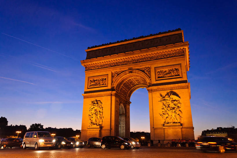 无人,横图,室外,夜晚,仰视,建筑,汽车,法国,凯旋门,巴黎,光,路边,拱门,首都,历史,车,交通工具,摄影,创造力,载具,法国文化,万里无云,设计,彩图,低角度拍摄