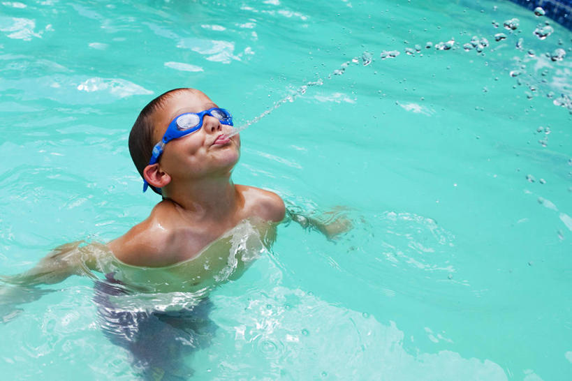 游泳,西方人,儿童,一个人,游泳池,横图,室外,白天,纯洁,欧洲,美国,欧洲人,仅一个男性,仅一个人,湿,波纹,溅,眼镜,泳镜,裸露,小孩,游泳眼镜,仅一个小孩,可爱,童年,童趣,摄影,享乐,裸,童真,烂漫,无邪,伊利诺斯州,呕吐,天真,男孩,男人,男性,白种人,孩子,休闲活动,彩图,男生