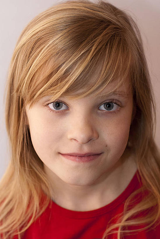 西方人,儿童,脸,头,眼睛,脸颊,眉毛,睫毛,头发,一个人,微笑,竖图,特写,正面,满意,幸福,纯洁,英国,欧洲,欧洲人,瞳孔,仅一个女性,仅一个人,休闲装,肩膀,小孩,仅一个小孩,金色,可爱,童年,童趣,眼部,摄影,肖像,童真,烂漫,无邪,诺丁汉,天真,女孩,女人,女性,白种人,孩子,头部,长发,睫,脸部,脸蛋,眉,面部,眼,眼睫毛,眼眉,彩图,影棚拍摄,眼眉毛,女生