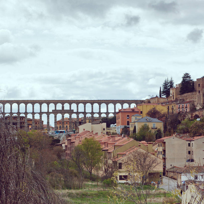 无人,方图,室外,白天,建筑,西班牙,欧洲,房屋,云,拱门,沟渠,联系,历史,草,树,天空,地标建筑,摄影,南欧,西班牙王国,卡斯蒂利亚,塞戈维亚,莱昂,卡斯蒂利亚.莱昂,莱昂省,彩图