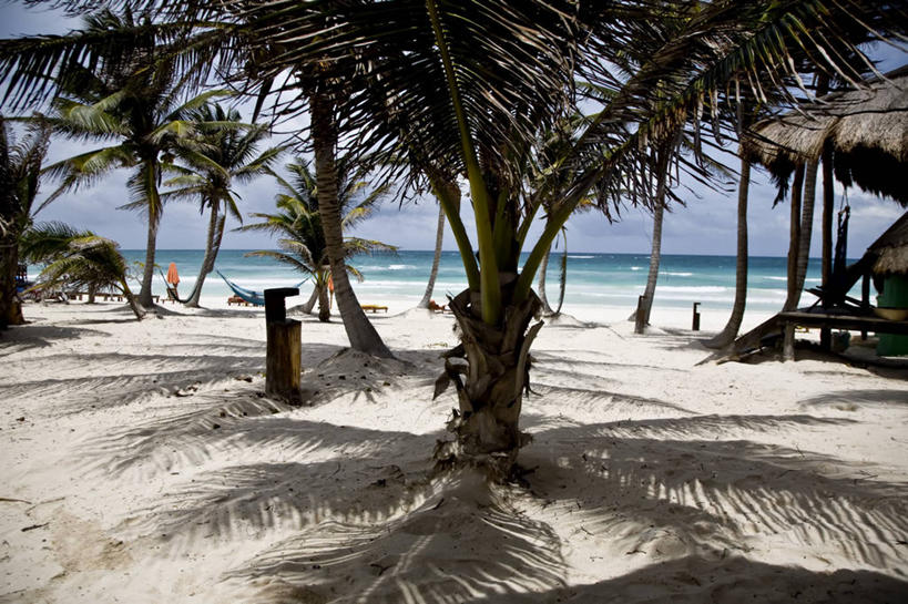 无人,家,横图,室外,白天,度假,海洋,美景,吊床,棕榈树,墨西哥,加勒比海,阴影,沙子,房屋,屋顶,屋子,草屋,地平线,河岸,景观,辽阔,地面,顶棚,住宅,自然,茅草屋,广阔,景色,摄影,宁静,一望无际,拉丁美洲,自然风光,延伸,图伦,天地相交,无边无际,一马平川,海滩,房子,茅舍,茅屋,小屋