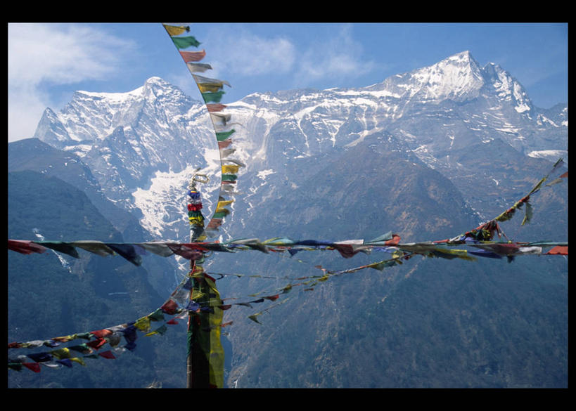无人,横图,室外,白天,仰视,美景,山,雪,雪山,风,尼泊尔,一排,吊挂,悬挂,整齐,地形,景观,山顶,云,挂,经幡,排列,风景,自然,景色,摄影,宗教,佛教,队列,自然风光,珠穆朗玛峰,灵性,自然地理,低角度拍摄,传统文化,燕尾旗,鲲鹏