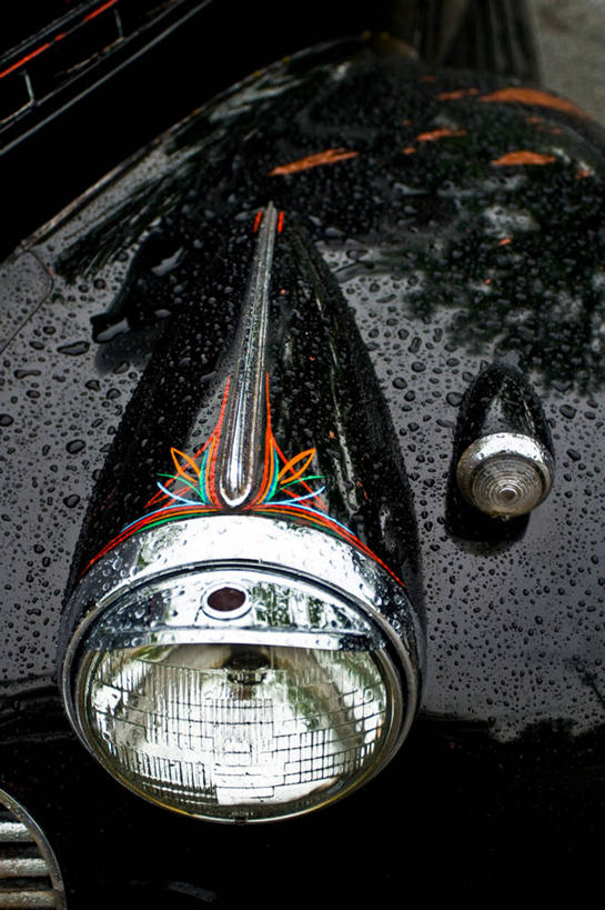 无人,竖图,室外,特写,白天,水,雨,汽车,古董车,照明,美国,湿,装饰,水滴,古典,灯,黑色,灯具,运输,摄影,怀旧,部分,涂料,照亮,北美,北美洲,照明设备,美洲,老爷车,前照灯,前大灯,车前灯,北卡罗来纳州,北亚美利加洲,亚美利加洲,北卡罗来纳,焦油脚根之州,黑油鞋根之州,老北州,罗利,美术工艺,设计,美利坚合众国