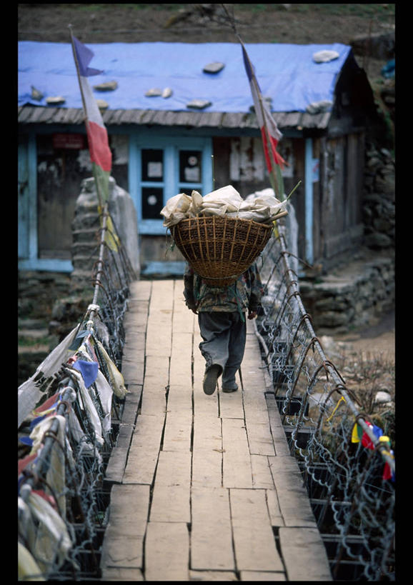 一个人,竖图,室外,白天,建筑,尼泊尔,亚洲,朦胧,模糊,篮子,房屋,屋顶,乡村,休闲装,背面,背着,摄影,吊桥,人行桥,运送,南亚,装货,尼泊尔王国,专区,步行,萨加玛塔专区,索卢坤布县,传统文化,坤布,珠穆朗玛地区,门房,鲲鹏