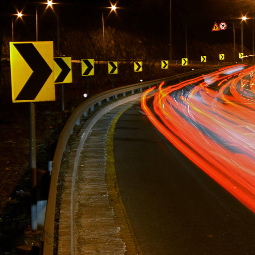 无人,方图,室外,夜晚,抽象,运动模糊,长时间曝光,旅途,重复,道路,街道,路,路灯,指示牌,公路,汽车,韩国,一排,弯曲,整齐,标志,文字,交通,方向,标识,箭头,排列,黄色,运输,摄影,尾灯,迅速,照亮,指向,队列,交通标志,簇,光州,马路,防撞护栏