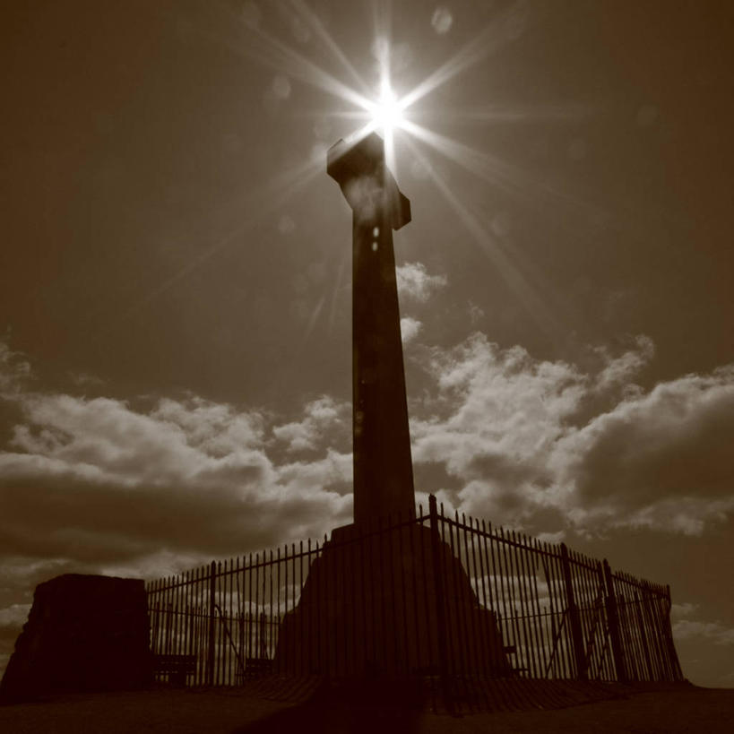 无人,方图,室外,白天,仰视,太阳,建筑,日光,英国,雕像,十字架,岛,篱笆,云,纪念碑,褐色,历史,地标建筑,夏天,摄影,纪念,留念,剪影,怀念,逆光,英国文化,怀特岛,丁尼生,低角度拍摄,旅行