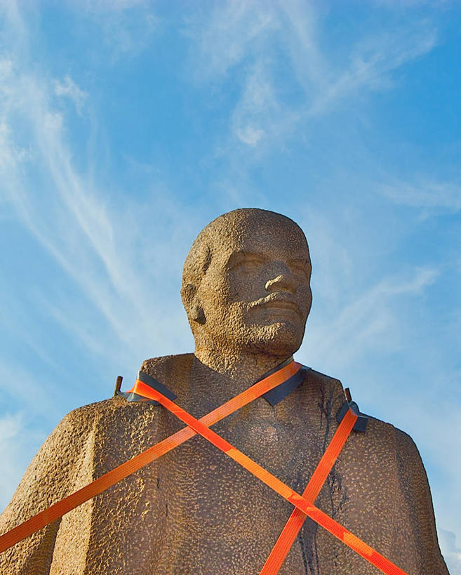 脸,头,脸颊,无人,竖图,室外,特写,白天,仰视,雕塑,德国,标志,雕像,符号,云,带子,历史,标识,肩膀,摄影,记忆,列宁,万里无云,性别符号,共产主义,德累斯顿,头部,脸部,脸蛋,面部,低角度拍摄,男性符号,过去