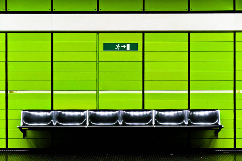 无人,横图,室内,指示牌,椅子,德国,一排,条纹,整齐,标志,文字,方向,标识,箭头,排列,绿色,摄影,指导,指向,不幸,队列,簇,想法,紧急出口