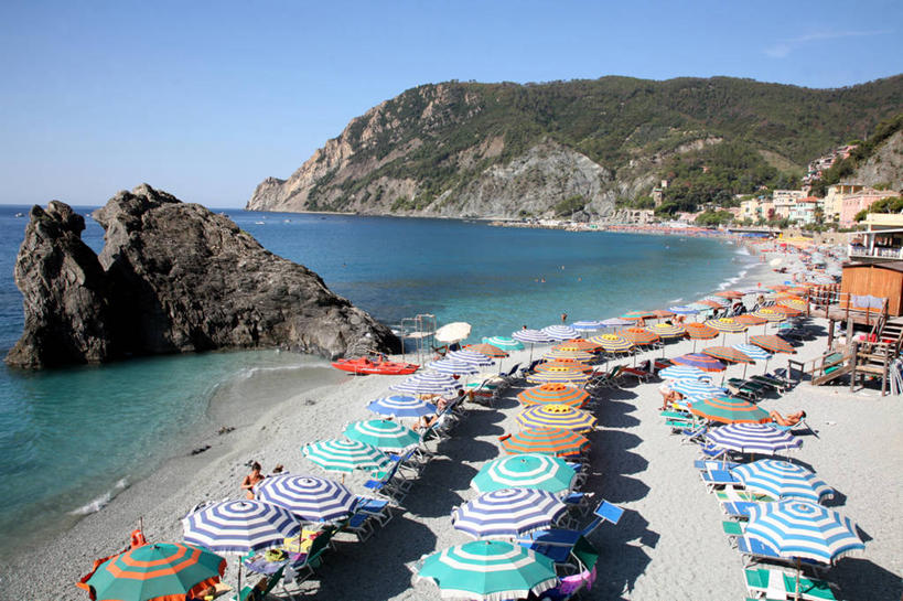 横图,俯视,室外,白天,旅游,度假,美景,山,山脉,意大利,欧洲,伞,沙子,雨伞,遮阳伞,海岸线,景观,阳伞,自然,景色,摄影,宁静,太阳伞,岩层,南欧,自然风光,意大利文化,意大利共和国,利古里亚,利古里亚大区,五渔村,五乡地,海滩,岩石,休闲椅,高角度拍摄,蒙泰罗索