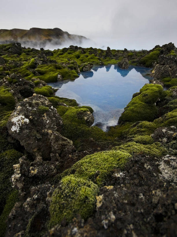 无人,竖图,俯视,室外,白天,湖,水,温泉,反射,蒸汽,地形,茎,苔藓,热,草,风景,自然,温泉池,摄影,宁静,自然地理,岩石,高角度拍摄,蓝湖,潮水坑