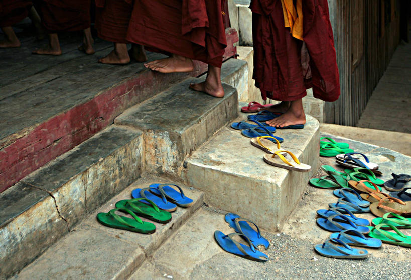 成年人,太阳穴,人群,站,横图,室外,白天,凉鞋,鞋子,缅甸,一排,整齐,排列,脱,赤脚,摄影,宗教建筑,队列,进入,印度支那,男人,亚洲人,僧侣,夹趾拖鞋,人字拖,人字拖鞋,传统文化