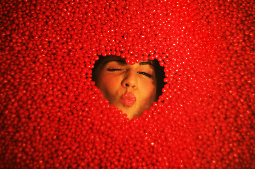 西方人,成年人,头,一个人,横图,室内,欧洲,加拿大,情人节,欧洲人,仅一个年轻女性,仅一个女性,仅一个人,边框,香料,糖果,肉桂,浪漫,饮食,红色,甜食,看,甜心,撅嘴,人体,摄影,享乐,肖像,年轻女性,女人,女性,白种人,年轻人,心型,头部,闭着眼睛,影棚拍摄,爱,窥视