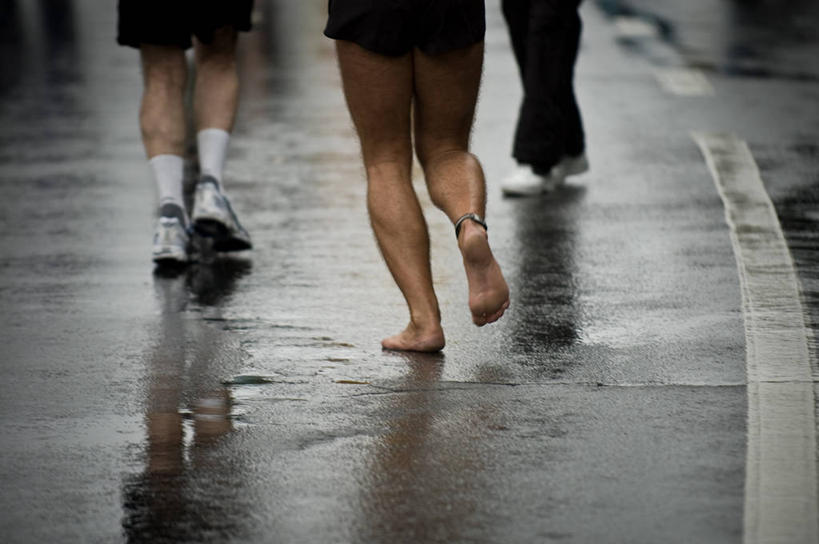 西方人,成年人,三个人,人群,运动员,跑,横图,室外,白天,仰视,锻炼,快乐,比赛,运动,竞争,雨,路,欧洲,美国,欧洲人,娱乐,休闲,赤脚,活力,力量,摄影,动作,体育运动,努力,田径运动员,马拉松赛跑,体育,男人,白种人,低角度拍摄,健身