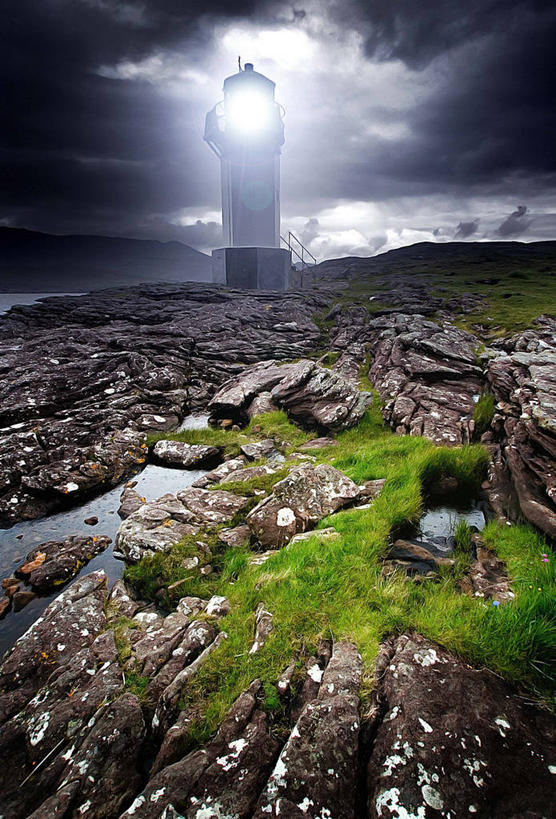 无人,竖图,室外,夜晚,道路,英国,信息,乌云,云,灯塔,交通,光亮,天气,方向,苏格兰,摄影,引导,指导,指引,保护,照亮,北欧,苏格兰高地,航标,萨瑟兰郡,自然地理,岩石,旅行,海港,阿勒浦,导航