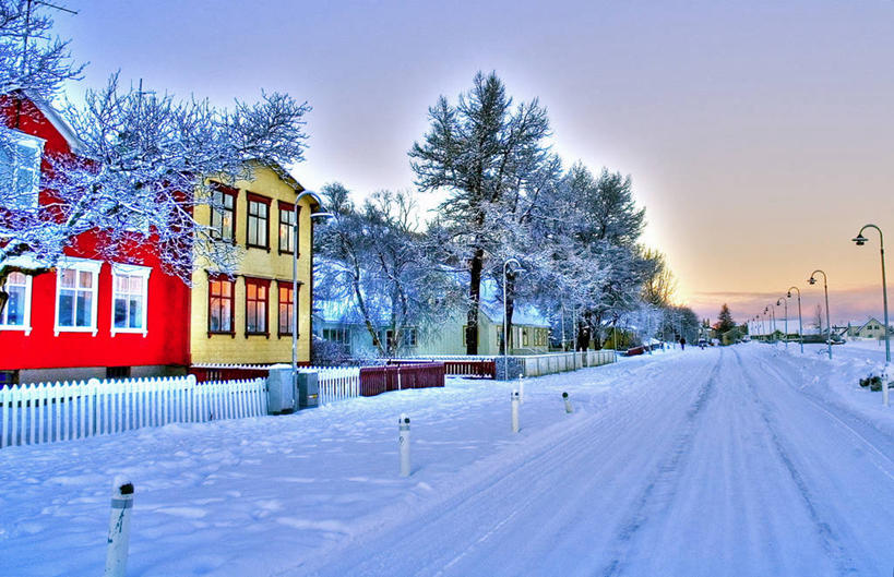 无人,横图,室外,消失点,友谊,日落,雪,城市,建筑,街道,欧洲,冰岛,冬天,人行道,树,黄昏,寒冷,摄影,迷人,北欧,透视图,冰岛共和国,阿库雷里
