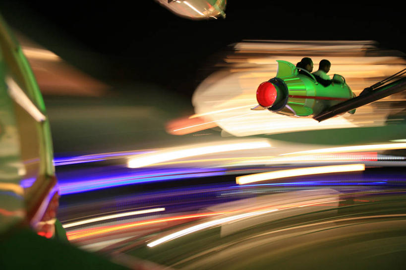 两个人,游乐园,坐,横图,室外,夜晚,运动模糊,游戏,美国,朦胧,模糊,光亮,半空,玩,娱乐,背面,休闲,乐趣,摄影,游乐设施,活动,车灯,尾灯,照亮,享乐,发泄,消遣,智力,奥兰多,宣泄,游艺设施,橘子郡,玩耍,嬉戏,旅行