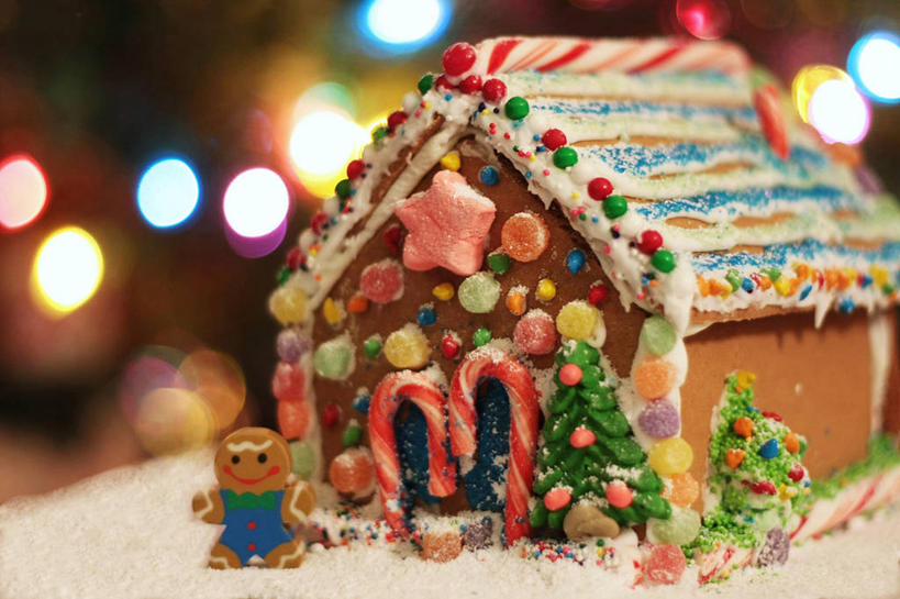 点心,无人,横图,室内,夜晚,童话故事,美国,圣诞节,节日,庆祝,装饰,房屋,食品,甜点,甜品,光亮,文化,饮食,装饰品,食物,糕点,两个,装饰物,甜食,庆典,幻想,童年,摄影,纪念,华丽,修饰,照亮,点缀,饰物,糖衣,衬托,美观,雅致,雅观,姜饼人,姜饼屋,羌饼,坦帕,蛋糕,拟人,法定假日