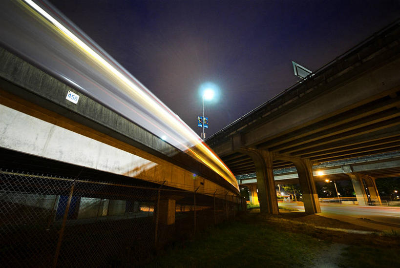 无人,横图,室外,夜晚,运动模糊,仰视,城市,建筑,街道,立交桥,火车,加拿大,路口,公共交通,光亮,运输,摄影,照亮,客车,温哥华,大不列颠哥伦比亚,低角度拍摄