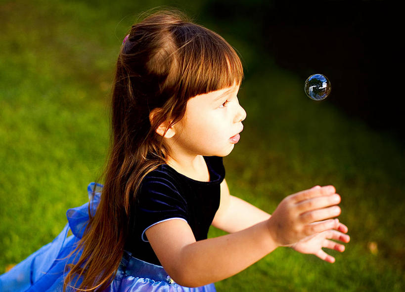 东方人,西方人,儿童,脸,头,脸颊,一个人,横图,室外,白天,纯洁,欧洲,美国,欧洲人,亚洲,仅一个女性,仅一个人,追赶,黄种人,肩膀,一个,小孩,泡泡,看,仅一个小孩,可爱,乐趣,童年,童趣,摄影,单个,专心,北美,北美洲,享乐,脆弱,加利福尼亚,美洲,童真,东亚人,烂漫,无邪,洛杉矶,北亚美利加洲,亚美利加洲,帕萨迪纳,天真,女孩,女人,女性,白种人,亚洲人,孩子,头部,长发,发型,直发,脸部,脸蛋,面部,美利坚合众国,女生,菲律宾人,好奇心