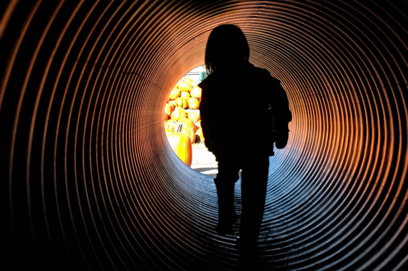 儿童,一个人,横图,室外,白天,探险,纯洁,游乐场,美国,朦胧,模糊,隧道,管子,管道,可爱,童年,童趣,摄影,剪影,逆光,童真,烂漫,无邪,康科德,天真,步行,文学硕士,苦尽甘来