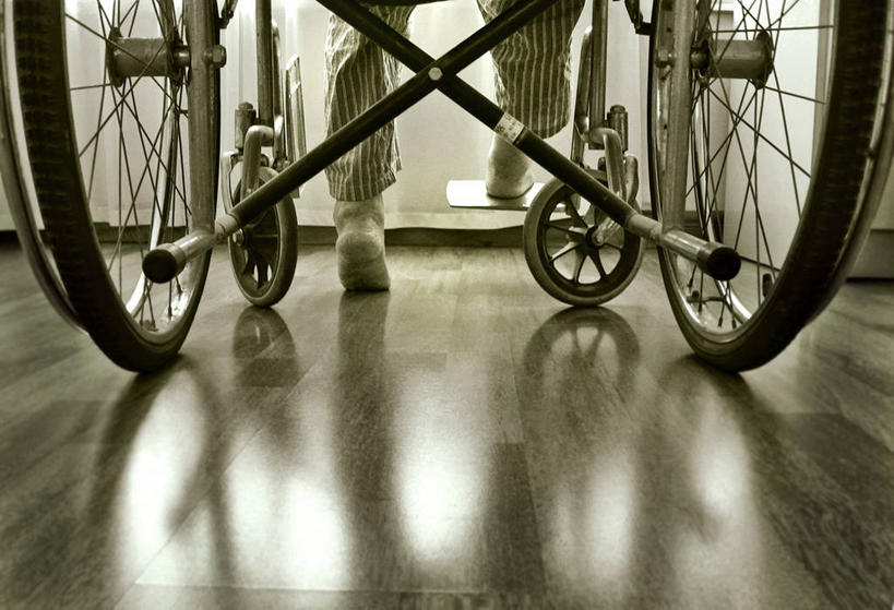 一个人,坐,横图,阶调图片,室内,白天,地板,中国,睡衣,反射,地面,背面,轮椅,运输,摄影,东亚,单色图片