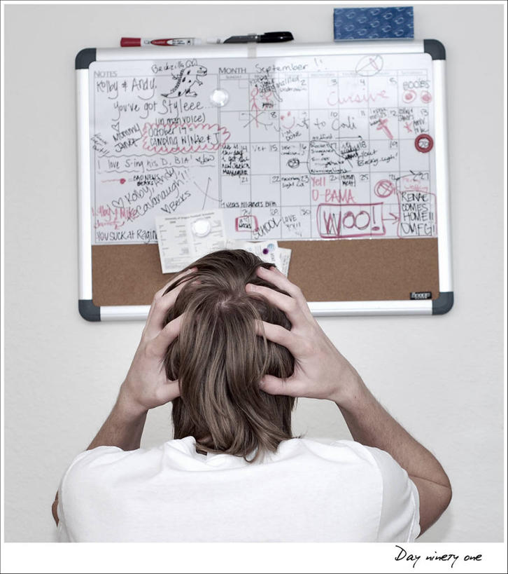 西方人,成年人,脸,头,脸颊,头发,一个人,站,竖图,室内,欧洲,美国,欧洲人,仅一个男性,朦胧,模糊,告示牌,文字,T恤,拿着,托腮,休闲装,肩膀,背面,衣服,金色,压力,摄影,手写,悲伤,伤心,挫败,哀痛,悲戚,悲痛,尤金,白种人,头部,脸部,脸蛋,面部