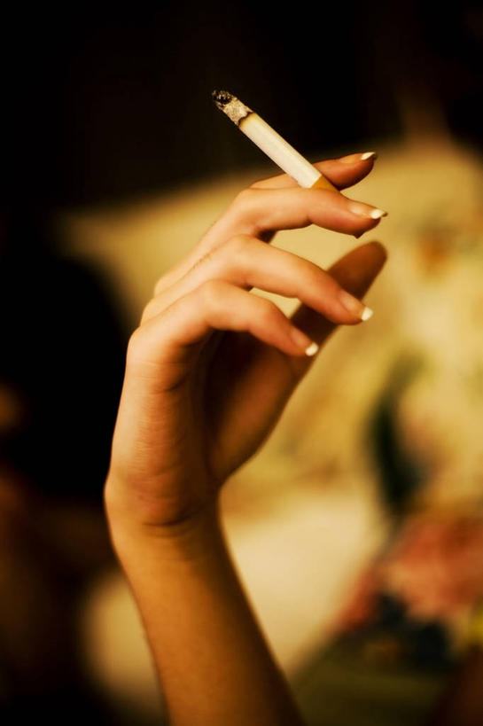 手,一个人,吸烟,竖图,香烟,西班牙,朦胧,模糊,燃烧,拿着,手指,人体,摄影,生活方式,上瘾,伊比利亚半岛,危险