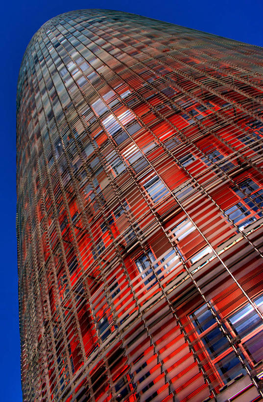 无人,竖图,室外,白天,仰视,窗户,城市,建筑,西班牙,巴塞罗那,风景,天空,自然,摄影,宁静,伊比利亚半岛,万里无云,阿格巴塔,低角度拍摄,旅行,巴塞罗那省