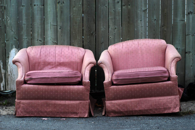 无人,横图,室外,白天,拒绝,椅子,加拿大,废弃,并排,栅栏,篱笆,两个,放松,摄影,报废,废物,扶手椅,下降,丢弃,放弃,抛弃,魁北克,蒙特利尔,摈弃,屏弃,摈斥,摒除,巷,挨着